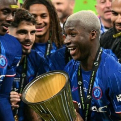 Chelsea completa el triplete europeo con golazo de Moisés Caicedo y levanta la UEFA Conference League